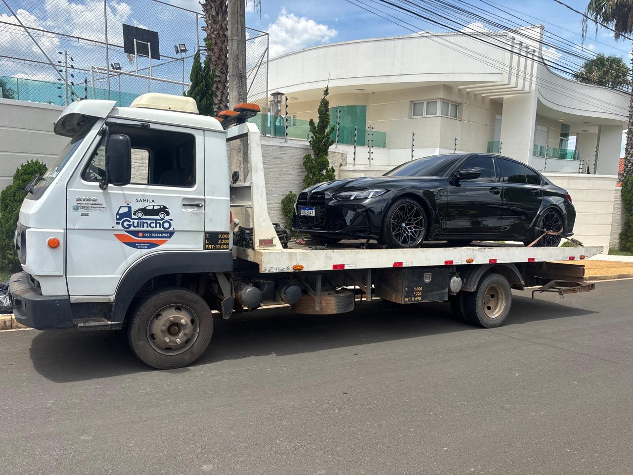 Guincho leve rebocando veículo