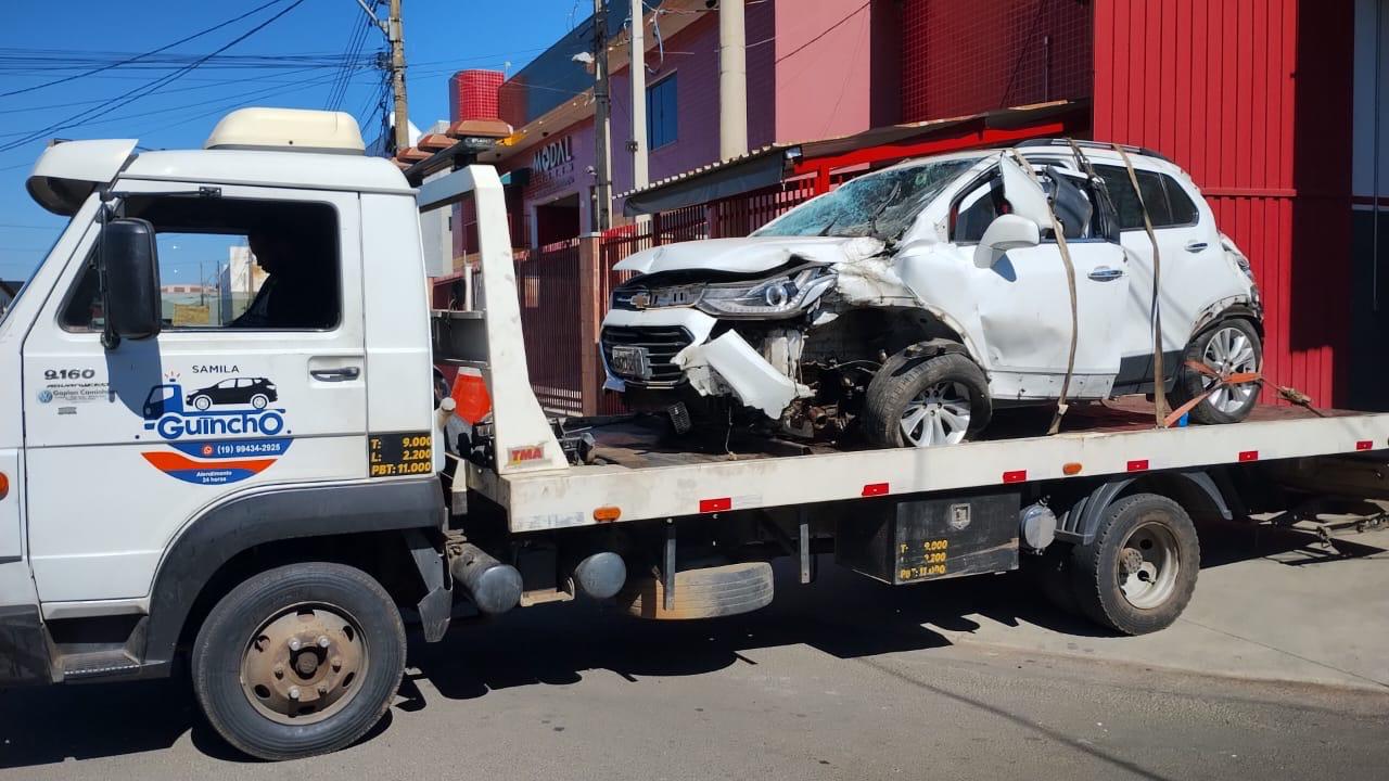 BMW elétrico após colisão sendo rebocado